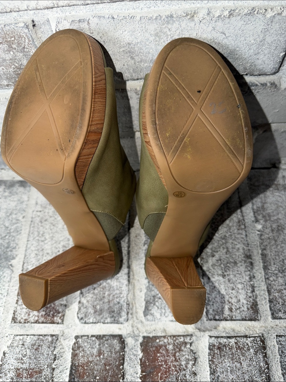 Chinese Laundry AMKS-039 Olive Green Wood Block Heel Platform Mules Size 11 - Picture 6 of 8